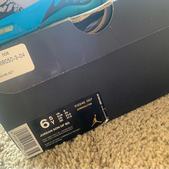 Gently used Jordans, no stains no rips, - Picture 2 of 4